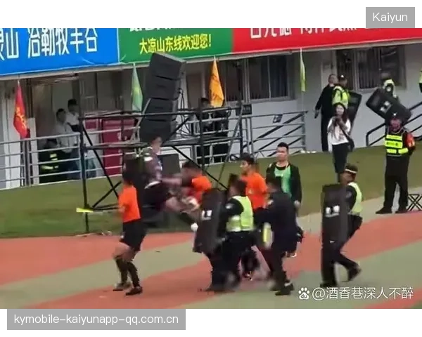 足球场上的“硬汉”裁判：不满球员抱怨，直接掏牌的背后故事